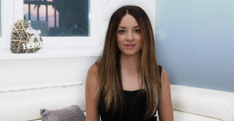 nasmejana mlada devojka
