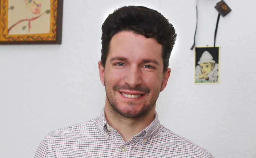 crn nasmejan muškarac