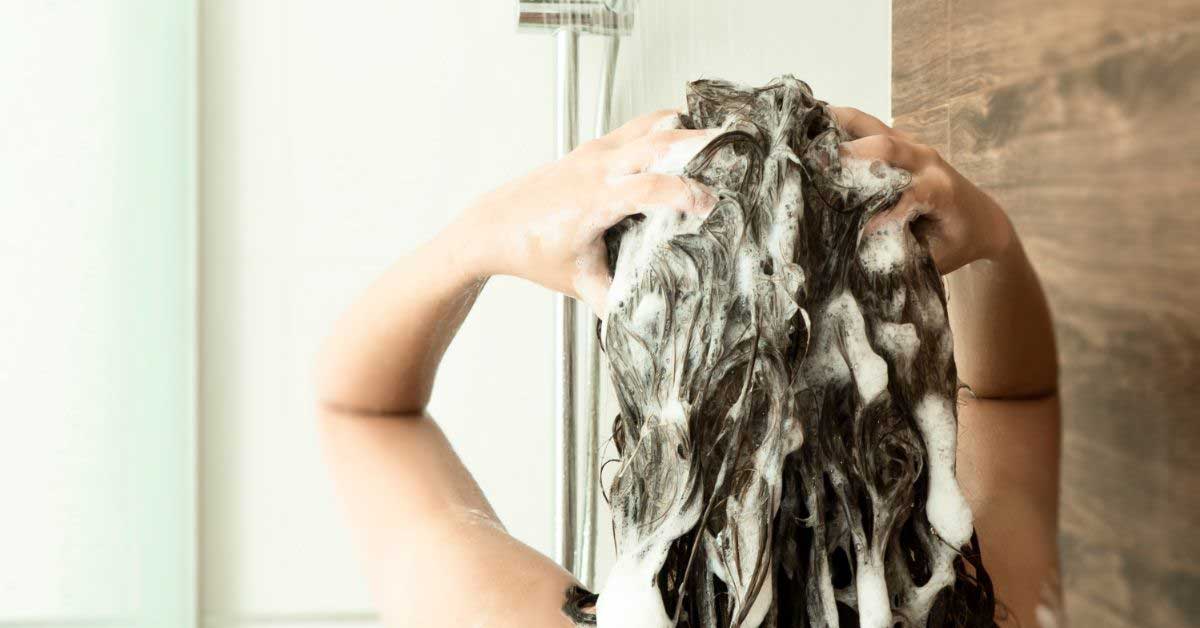 Obrnuto pranje kose novi trend za zanosnu kosu!